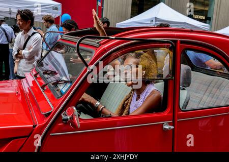 New York, New York, USA. Juli 2024. Auf Der Madison Ave. NYC, das mit den Olympischen Spielen in Paris zusammenfällt, feiert den Bastille Day mit französischen Lebensmittelverkäufern, Spielen, Aktivitäten, Musik und einer Parade mit alten Citroen-Autos. Präsentiert von der L'Alliance New York mit einer Vorstellung von blank Placard Dance von der Choreografin Anne Collord wurde von Tänzern mit leeren Schildern gespielt, die die Öffentlichkeit aufforderten, auf Plakaten zu schreiben, was sie auf den leeren Schildern sehen möchten. Hier reiten wir in einem alten Citroen. (Kreditbild: © Milo Hess/ZUMA Press Wire) NUR REDAKTIONELLE VERWENDUNG! Nicht für kommerzielle ZWECKE! Stockfoto