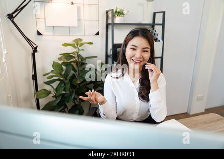Lächelnder Call-Center-Agent, der den Kundendienst in einer modernen Büroumgebung bereitstellt Stockfoto