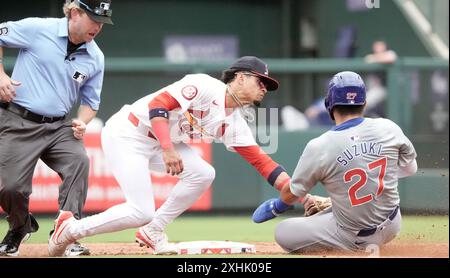 St. Louis, Usa. Juli 2024. Der Shortstop Masyn Winn von St. Louis Cardinals zeigt, dass Seiya Suzuki, die Basis der Chicago Cubs, am Sonntag, den 14. Juli 2024, im dritten Inning im Busch Stadium in St. Louis die zweite Basis stehlen will. Das Stück nennt der zweite Schiedsrichter Mike Muchlinski. Foto: Bill Greenblatt/UPI Credit: UPI/Alamy Live News Stockfoto