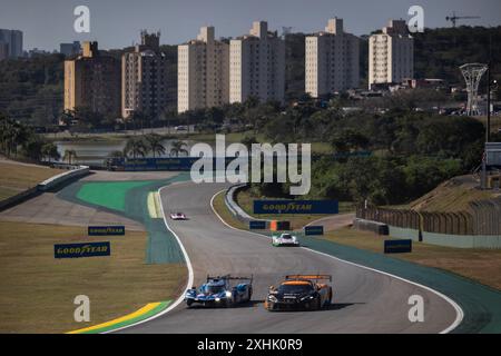 35 MILESI Charles (fra), HABSBURG-LOTHRINGEN Ferdinand (aut), CHATIN Paul-Loup (fra), Alpine Endurance Team #35, Alpine A424, Hypercar, Action, 59 SAUCY Gregoire (SWI), COTTINGHAM James (gbr), COSTA Nicolas (BH), United Autosports, McLaren 720S GT3 Evo 59, LM GT3, Action während der Rolex #6 Stunden von Sao Paulo 2024 5. Runde der FIA-Langstrecken-Weltmeisterschaft 2024, vom 11. bis 14. Juli 2024 auf dem Autodromo Jose Carlos Pace in Interlagos, Brasilien Stockfoto