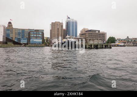 Halifax, NS, Kanada - 23. Juni 2024: City Waterfront mit Dock Ship am Pier mit Copy-Space Stockfoto