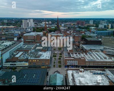 Die Skyline des Stadtzentrums von Coventry in der Abenddämmerung mit Gebäuden und Straßen, die die städtische Landschaft beleuchten Stockfoto