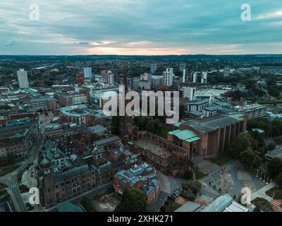 Blick aus der Vogelperspektive auf das Stadtzentrum von coventry bei Sonnenuntergang, mit einer Mischung aus alter und neuer Architektur Stockfoto