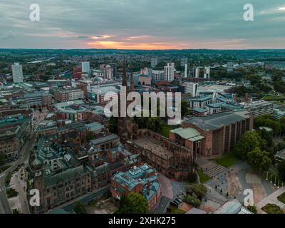 Blick aus der vogelperspektive auf das Stadtzentrum von coventry bei Sonnenuntergang mit der Kathedrale von coventry und den Ruinen der alten Kathedrale Stockfoto