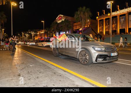 Playa de Las Americas, Teneriffa, 14. Juli 2024: Spanische Fans feiern den Sieg der Europameisterschaft 2024 vor dem Hard Rock Cafe i Stockfoto