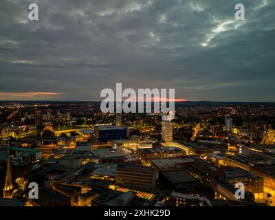 Das Stadtzentrum von Coventry leuchtet unter einem dramatischen Sonnenuntergang mit schweren Wolken Stockfoto