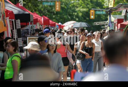 Vancouver, Kanada. Juli 2024. Besucher besuchen das Chinatown Festival 2024 in Vancouver, British Columbia, Kanada, 14. Juli 2024. Quelle: Liang Sen/Xinhua/Alamy Live News Stockfoto