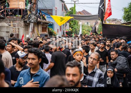 Srinagar, Indien. Juli 2024. Kaschmiri schiitische Muslime gehen am siebten Tag von Muharram in einer Trauerprozession. Muharram ist der erste Monat des islamischen Kalenders. Es ist einer der heiligsten Monate im islamischen Kalender. Schiitische Muslime gedenken Muharram als einen Monat der Trauer zum Gedenken an das Martyrium des islamischen Propheten Muhammads Enkel Imam Hussain, der in der Schlacht von Karbala 680 n. Chr. auf Ashura (10. Tag Muharram) zum Märtyrertod verurteilt wurde. Credit: SOPA Images Limited/Alamy Live News Stockfoto