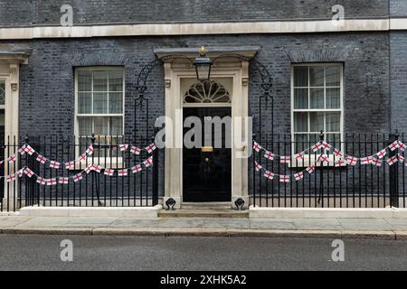 London, Großbritannien. Juli 2024. St. George's Flaggen und Fähnchen zieren die Downing Street außerhalb 10, vor der Teilnahme des englischen Fußballteams am Halbfinale der Euro 2024. (Credit Image: © Tejas Sandhu/SOPA Images via ZUMA Press Wire) NUR REDAKTIONELLE VERWENDUNG! Nicht für kommerzielle ZWECKE! Stockfoto