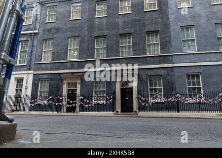 London, Großbritannien. Juli 2024. St. George's Flaggen und Fähnchen zieren die Downing Street außerhalb 10, vor der Teilnahme des englischen Fußballteams am Halbfinale der Euro 2024. (Foto: Tejas Sandhu/SOPA Images/SIPA USA) Credit: SIPA USA/Alamy Live News Stockfoto