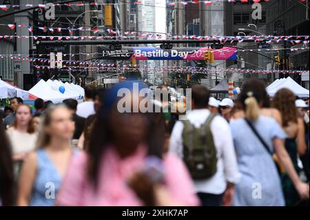 New York, USA. Juli 2024. Die Menschen nehmen an den Feierlichkeiten zum Bastille Day Teil, die auf der Madison Avenue stattfinden, die während des French National Day, New York, NY, 14. Juli für den Verkehr gesperrt war. 2024. (Foto: Anthony Behar/SIPA USA) Credit: SIPA USA/Alamy Live News Stockfoto