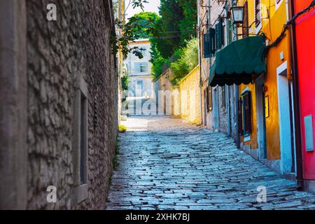 Malerische Kopfsteinpflasterstraße mit historischen Gebäuden. Enge Gasse in der europäischen Altstadt Stockfoto