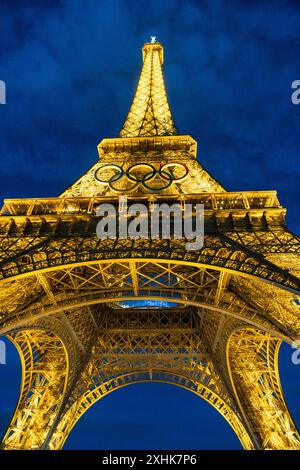 Eiffelturm bei Nacht Stockfoto