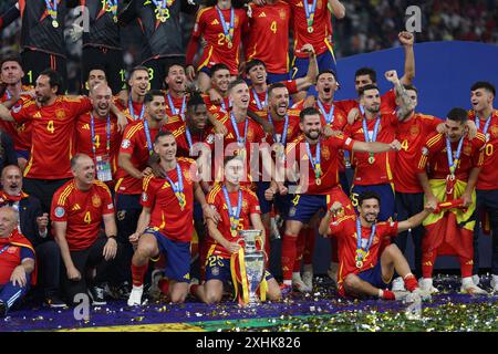 Berlin, Deutschland. Juli 2024. Die Spieler Spaniens feiern nach dem Endspiel der UEFA Euro 2024 zwischen England und Spanien am 14. Juli 2024 in Berlin. Quelle: Zhang Fan/Xinhua/Alamy Live News Stockfoto