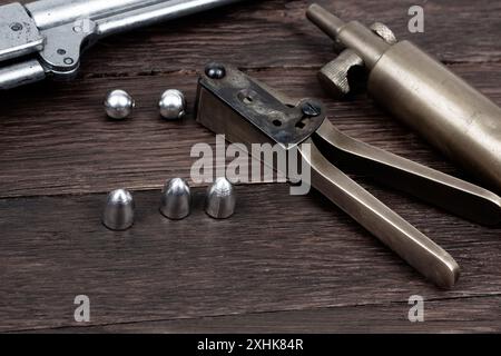 Alte Westkugelform mit Kugeln für Revolver. Isoliert auf weißem Hintergrund. Stockfoto