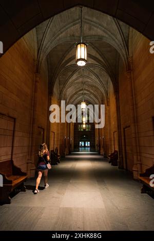 Pittsburgh, Pennsylvania, USA - 10. August 2022: Frauen im College-Alter spazieren durch den Flur der öffentlichen 42-stöckigen Kathedrale im Stil des Gothic Revival Stockfoto