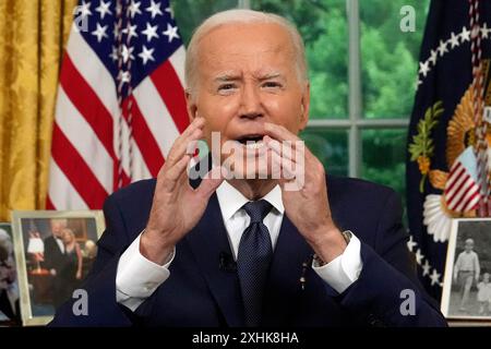 Präsident Joe Biden spricht vom Oval Office des Weißen Hauses in Washington am Sonntag, den 14. Juli 2024, über den Mordversuch auf den republikanischen Präsidentschaftskandidaten Donald Trump bei einer Wahlkampfveranstaltung in Pennsylvania. (Erin Schaff/The New York Times via AP, Pool) Präsident Joe Biden hält am 14. Juli 2024 eine Ansprache an die Nation vom Oval Office des Weißen Hauses in Washington, DC, USA. Biden hat gefordert, die "Temperatur der Politik" nach dem Attentat auf Donald Trump zu senken. Politik darf nie ein wörtliches Schlachtfeld sein, Gott Stockfoto