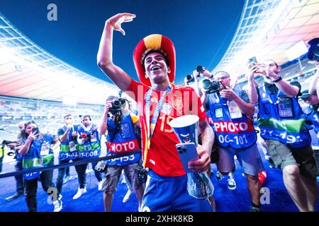 Berlin, Deutschland. Juli 2024. Lamine Yamal aus Spanien feiert nach dem Endspiel der UEFA Euro 2024 zwischen England und Spanien am 14. Juli 2024 in Berlin. Quelle: Xiao Yijiu/Xinhua/Alamy Live News Stockfoto