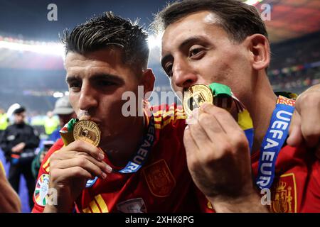 Berlin, Deutschland. Juli 2024. Der Spanier Alvaro Morata (L) feiert nach dem Endspiel der UEFA Euro 2024 zwischen England und Spanien am 14. Juli 2024 in Berlin. Quelle: Pan Yulong/Xinhua/Alamy Live News Stockfoto