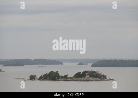 Die Schären vor Stockholm. Blick über die kleinen Inseln. Der Stockholmer Schärengarten besteht aus ca. 30 000 Inseln, Schären und Felsen, die sich 80 km östlich vom Stadtzentrum in die Ostsee erstrecken. Einige sind große, bewohnte Inseln, die für ihre lebhaften Sommerpartys bekannt sind, andere ähneln eher felsigen Außenposten oder Gras bewachsenen Kuppen, die von Seehunden oder Kajakfahrern okkupiert werden. Stockholm Schweden *** der Archipel vor Stockholm Blick auf die kleinen Inseln der Stockholmer Archipel besteht aus rund 30.000 Inseln, Stachelrochen und Felsen, die sich 80 km östlich erstrecken Stockfoto