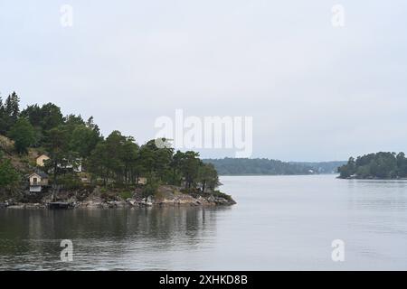 Die Schären vor Stockholm. Blick über die kleinen Inseln. Der Stockholmer Schärengarten besteht aus ca. 30 000 Inseln, Schären und Felsen, die sich 80 km östlich vom Stadtzentrum in die Ostsee erstrecken. Einige sind große, bewohnte Inseln, die für ihre lebhaften Sommerpartys bekannt sind, andere ähneln eher felsigen Außenposten oder Gras bewachsenen Kuppen, die von Seehunden oder Kajakfahrern okkupiert werden. Stockholm Schweden *** der Archipel vor Stockholm Blick auf die kleinen Inseln der Stockholmer Archipel besteht aus rund 30.000 Inseln, Stachelrochen und Felsen, die sich 80 km östlich erstrecken Stockfoto