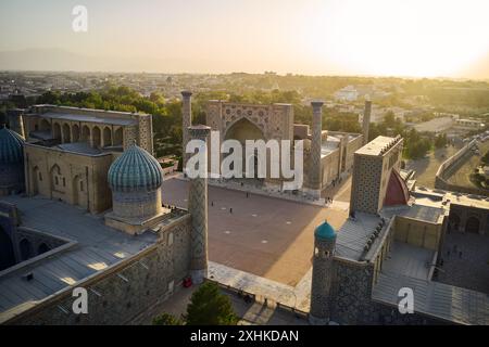 Luftaufnahme des Registan-Platzes in Samarkand Usbekistan bei Sonnenuntergang Stockfoto