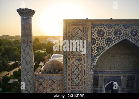 Luftaufnahme des Registan-Platzes in Samarkand Usbekistan bei Sonnenuntergang Stockfoto