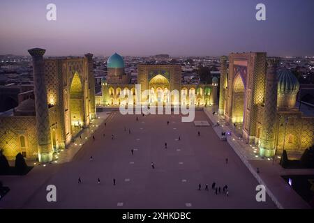 Luftaufnahme des Registan-Platzes in Samarkand Usbekistan am Abend Stockfoto