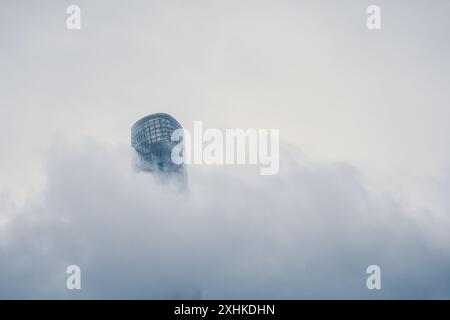 Turm über den Nebel Stockfoto