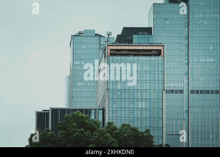 Turm über den Nebel Stockfoto