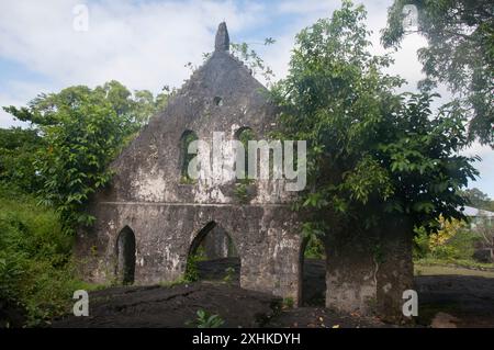 Eine ruinierte Kirche, die 1906 von einem Lavastrom auf der Insel Savai'i, Samoa, umgeben wurde Stockfoto