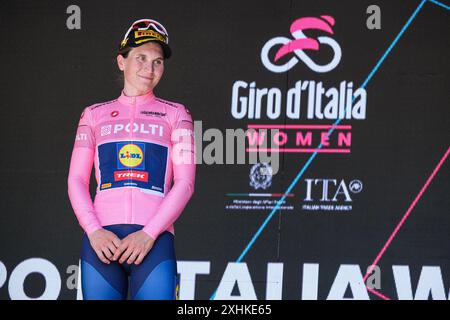 ELISA Longo Borghini aus Italien und das Lidle Trek Team mit rosa Leader Trikot auf dem Podium während der 8. Etappe beim Giro d'Italia Women 2024. Sie gewinnt den ersten Platz der Giro d’Italia Women 2024, das rosa Trikot und die „Luce Infinita“ Trophy. Quelle: SOPA Images Limited/Alamy Live News Stockfoto