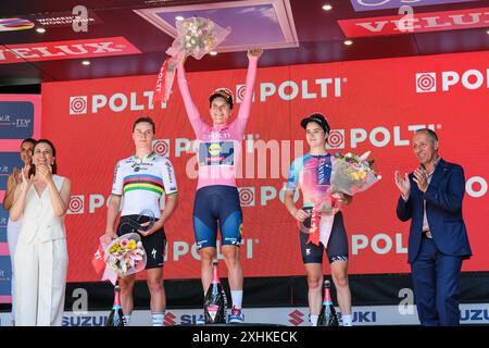 ELISA Longo Borghini aus Italien und Lidle Trek Team (C) mit rosa Leader Trikot, Lotte Kopecky aus Belgien und Team SD Worx (L) und Neve Bradbury aus Österreich und Canyon SRAM Racing Team (R) auf dem Podium während der 8. Etappe bei den Giro d'Italia Women 2024. Auf dem ersten Platz gewann Elisa Longo Borghini aus Italien und das Lidle Trek Team die Giro d’Italia Women 2024. Platz 2 Lotte Kopecky aus Belgien und Team SD Worx und Platz 3 Neve Bradbury aus Österreich und Canyon SRAM Racing Team (Foto: Elena Vizzoca/SOPA Images/SIPA USA) Credit: SIPA USA/Alamy Live News Stockfoto