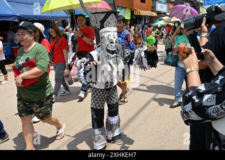 Ein maskierter „Geist“ im Patchworkkostüm posiert für Bilder beim Phi Ta Khon Festival, Dan Sai, Loei, Thailand Stockfoto