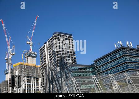 Meriton Wohntürme werden für Wohnungen in Macquarie Park, North Sydney, New South Wales, Australien gebaut. Meriton ist ein australisches Bauwerk Stockfoto