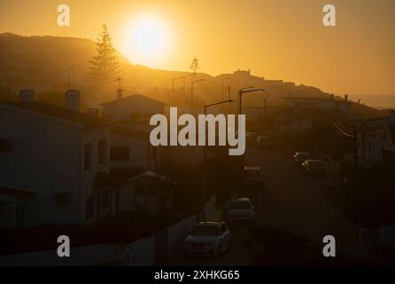 Sonnenuntergang in Bom Sucesso, Lagoa de Óbidos, Portugal. Häuser im Dorf am Südufer der Lagune von Obidos. Stockfoto