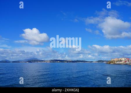 POZZUOLI, ITALIEN - 12. März 2024- Tagesblick auf Pozzuoli, eine italienische Stadt in der Bucht von Neapel, erbaut an den Hängen der Phlegräischen Felder (Campi Flegrei), Stockfoto