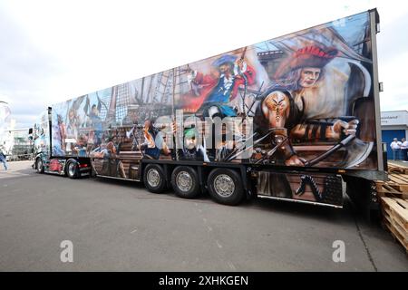 Show-Truck mit Piraten-Lackierung im Fahrerlager des Truck-GP auf dem Nürburgring ADAC Truck Grand Prix, Nürburgring, 11.-14-07.2024, Nürnberg, Eifel, Rheinland-Pfalz, Deutschland, 13.07.2024 Foto: Eibner-Pressefoto/Jürgen Augst Stockfoto