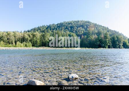 Faszinierender Blick auf den Vedder River, der sich durch Chilliwack, British C, Olumnbia, Kanada schlängelt Stockfoto