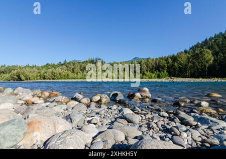 Faszinierender Blick auf den Vedder River, der sich durch Chilliwack, British C, Olumnbia, Kanada schlängelt Stockfoto