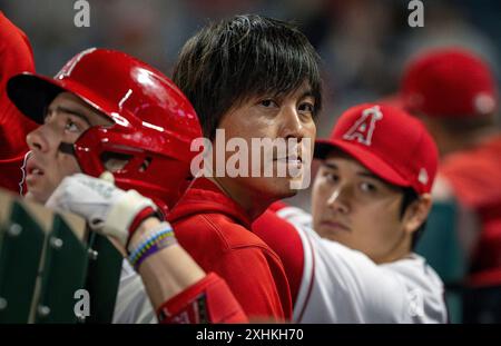 Anaheim, Kalifornien, USA. Juli 2023. IPPEI MIZUHARA (Mitte) im Engelsdugout ist der japanische Superstar SHOHEI OHTANI (rechts) Übersetzer und Rechtshänder der Los Angeles Angels. (Kreditbild: © Mark Edward Harris/ZUMA Press Wire) NUR REDAKTIONELLE VERWENDUNG! Nicht für kommerzielle ZWECKE! Stockfoto