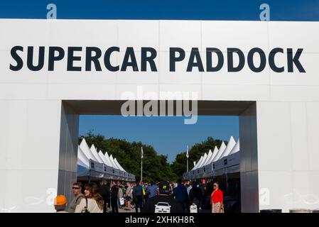 Supercar Paddock-Bereich beim Goodwood Festival of Speed 2024 Motorsport-Event in West Sussex, Großbritannien. Besucher, die Autos sehen Stockfoto