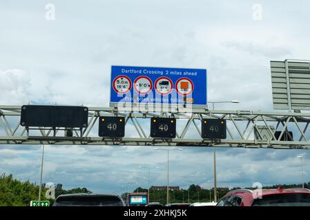 Warteschlangen auf der Autobahn M25 in Richtung Dartford Tunnel in Kent, Großbritannien. Staus. Vorübergehende Geschwindigkeitsbegrenzung von 40 km/h. Schild Dartford Crossing Stockfoto