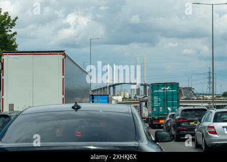Warteschlangen auf der Autobahn M25/A282 in Richtung Dartford Tunnel in Kent, Großbritannien. Staus. QEII-Brücke voraus Stockfoto