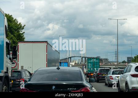 Warteschlangen auf der Autobahn M25/A282 in Richtung Dartford Tunnel in Kent, Großbritannien. Staus. QEII-Brücke voraus Stockfoto