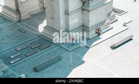 Miniaturfiguren Arc de triomphe Menschenmenge Stockfoto