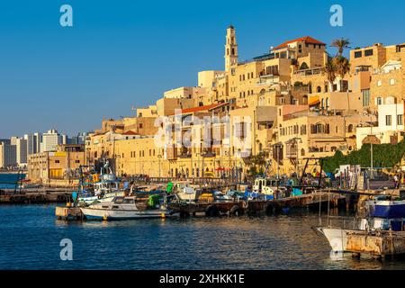 Alte Gebäude, beleuchtet von Sonnenuntergang mit Blick auf den kleinen Hafen am Mittelmeer in Yafo, Israel. Stockfoto