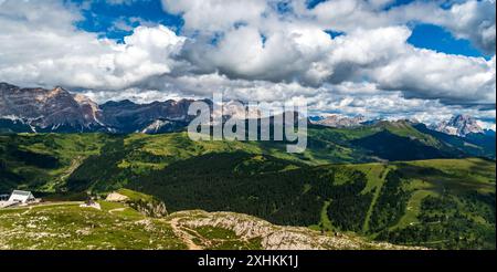 Herrlicher Blick vom Wanderweg über dem Boe-See in der Sella-Berggruppe in den Dolomiten während des Sommernachmittags mit blauem Himmel und Wolken Stockfoto