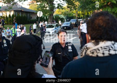 New York, NY. Juli 2024. Pro-palästinensische Demonstranten in Kew Gardens Hills protestieren vor der Auktion von Land in Palästina zur Besiedlung. Quelle: John Garry/Alamy Live News Stockfoto