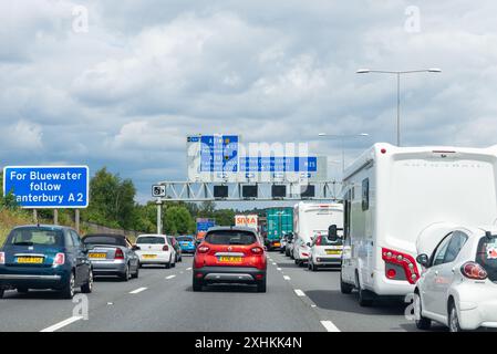 Warteschlangen auf der Autobahn M25 in Richtung Dartford Tunnel in Kent, Großbritannien. Staus. Schilder für A2, Dartford Crossing, A282, M11 Stockfoto